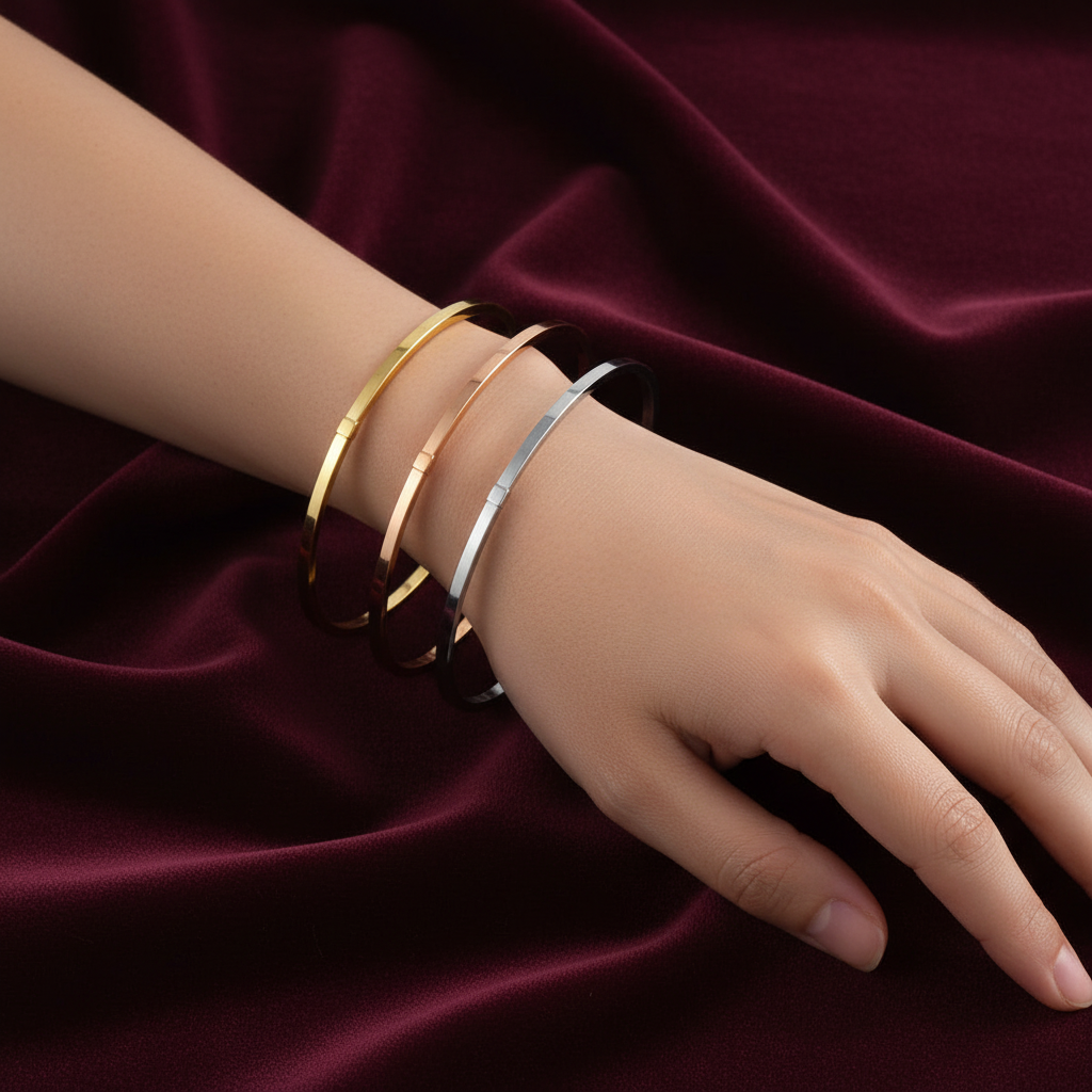 Dettaglio design senza chiusura del bracciale rigido in oro 750 peso 3,50g su astuccio effetto onda.