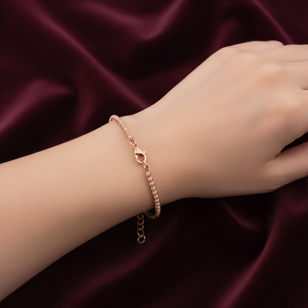 Dettaglio design a sfere 0,15 mm del bracciale in oro 750 peso 2,20g su astuccio effetto onda.