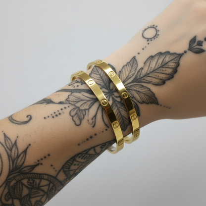 Particolare della chiusura a scatto e della finitura rodiata del bracciale Love ArtMID.