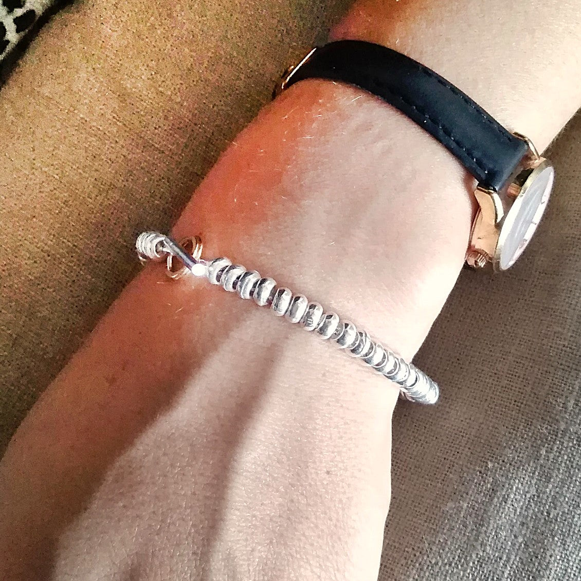 Dettaglio della chiusura a T e delle rondelle artigianali del bracciale in argento rodiato ArtMID.
