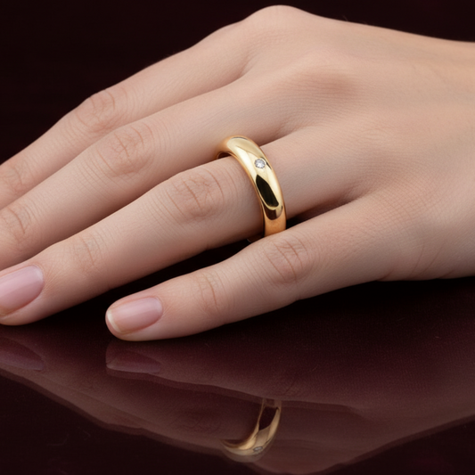 Dettaglio diamante naturale 0.05 carati incastonato su fede oro giallo 18 carati da 5g.