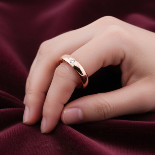 Dettaglio incastonatura diamante naturale 0.05 carati su fede in oro rosa 18 carati ArtMID.