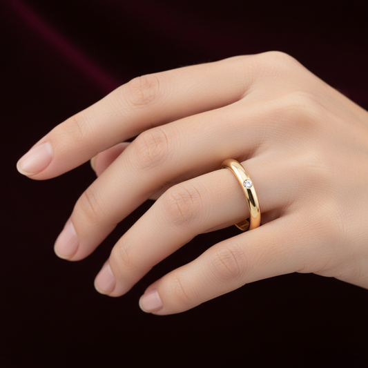 Dettaglio incastonatura diamante naturale su fede classica in oro giallo 18 carati.