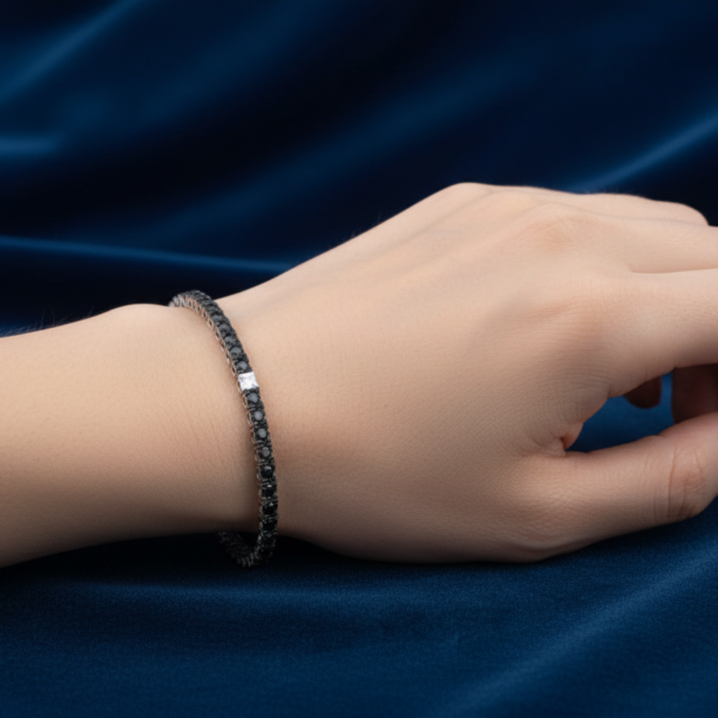 Dettaglio ravvicinato della montatura e dei diamanti neri e bianchi del bracciale tennis Art MiD.