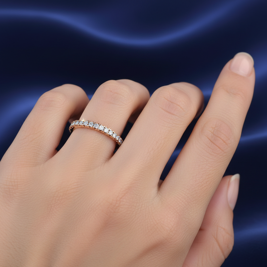 Dettaglio incastonatura diamanti su anello eternity in oro rosa 750 peso 1,60g su astuccio effetto onda.