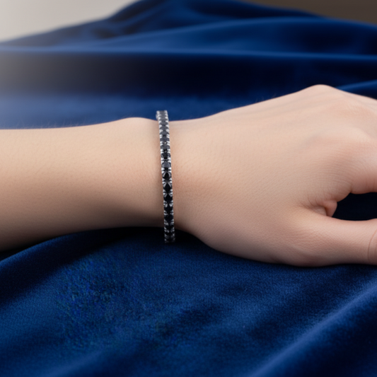 Dettaglio delle griffe in oro 18kt che incastonano i diamanti neri del bracciale tennis Art MiD.