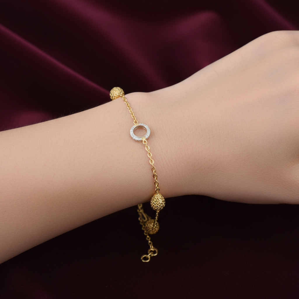 Dettaglio lavorazione martellata su bracciale in oro 750 peso 2,70g su astuccio effetto onda.