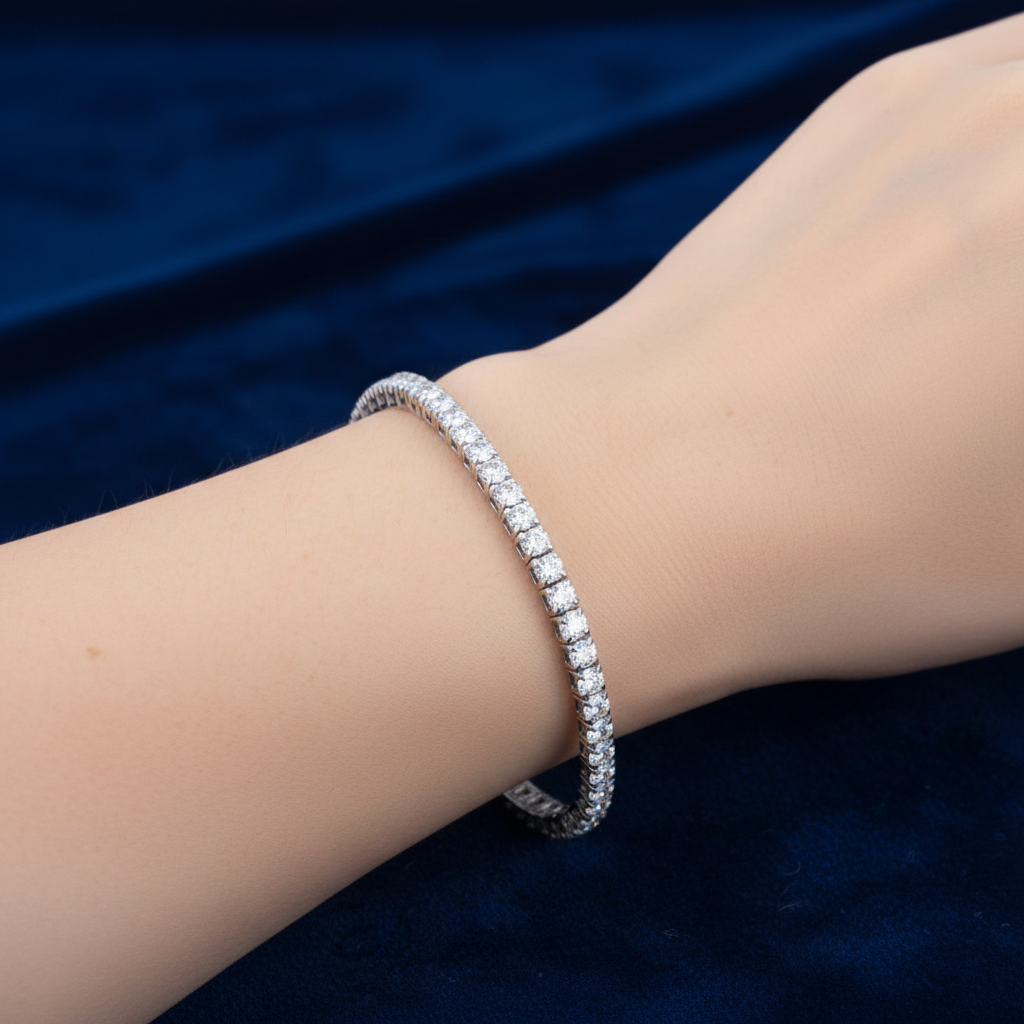 Dettaglio ravvicinato della brillantezza e del taglio dei diamanti naturali nel bracciale tennis Art MiD.