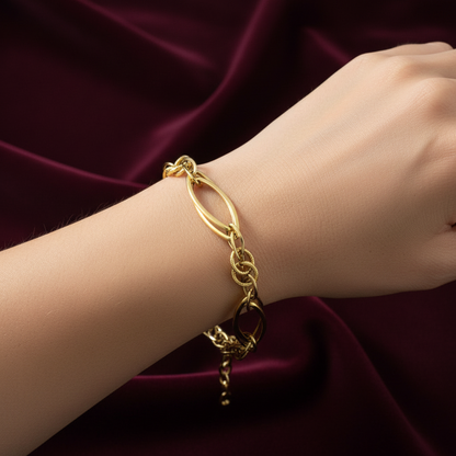 Dettaglio lavorazione catena del bracciale in oro 750 peso 5,00g su astuccio effetto onda.