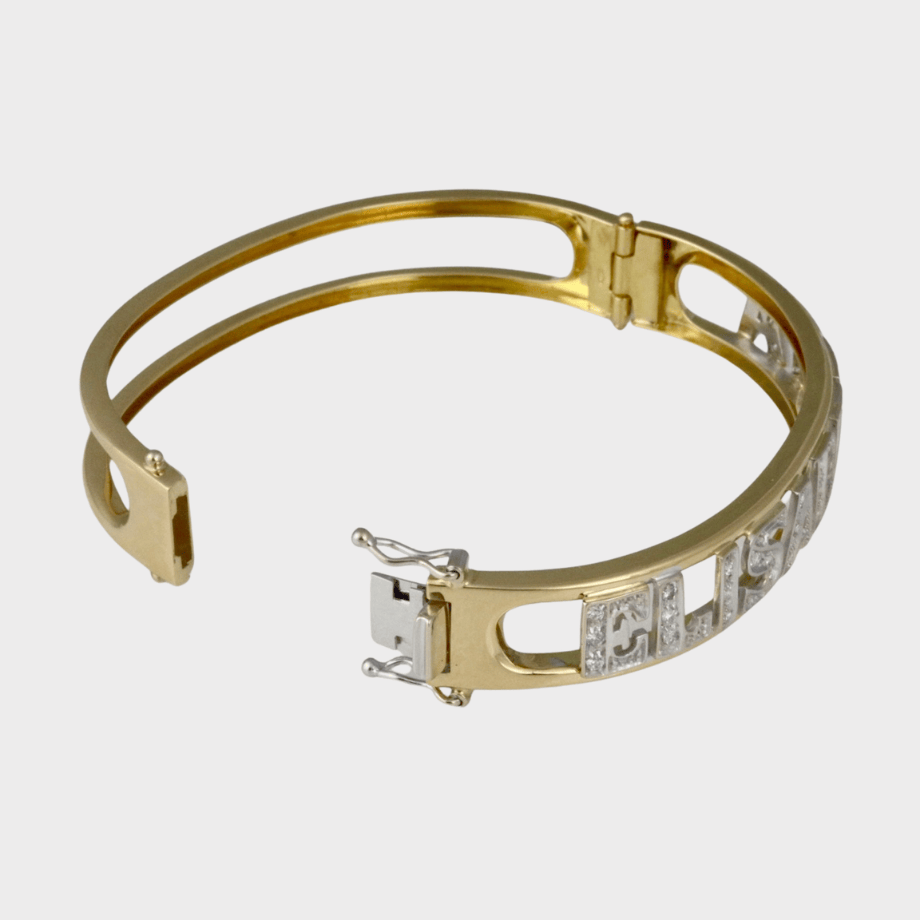 Dettaglio delle lettere in zirconi brillanti su bracciale rigido ArtMID in argento.