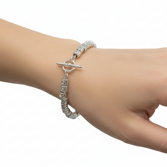 Primo piano delle pepite in argento 925 del bracciale unisex ArtMID, finitura lucida.