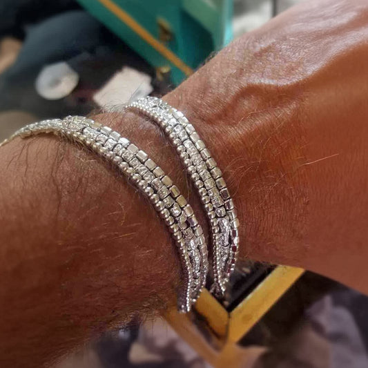 Dettaglio ravvicinato delle pepite in argento 925 e della lavorazione a tre fili ArtMID.