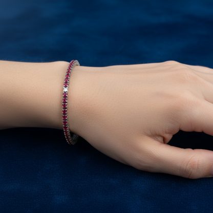 Dettaglio ravvicinato delle griffe e della brillantezza dei rubini e diamanti del bracciale tennis.