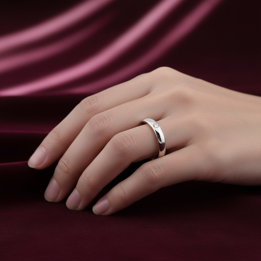 Dettaglio incastonatura diamante naturale 0.03 carati su fede in oro bianco 18 carati ArtMID.