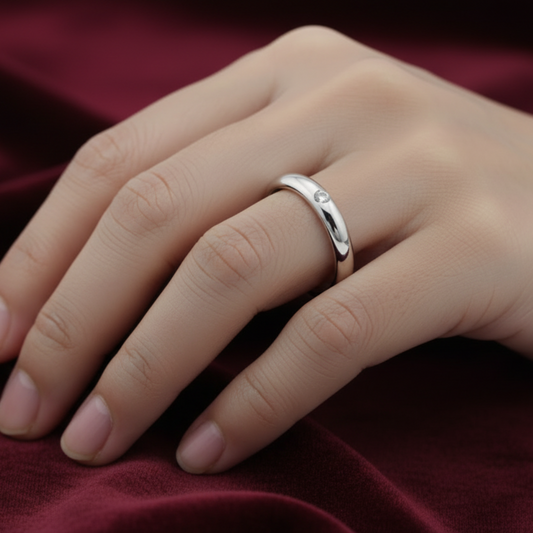 Particolare del diamante naturale incastonato su fede classica in oro bianco 18 carati.