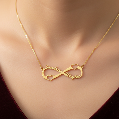 Dettaglio nome e cuori su collana in oro giallo 750 peso 2,20g su astuccio effetto onda.