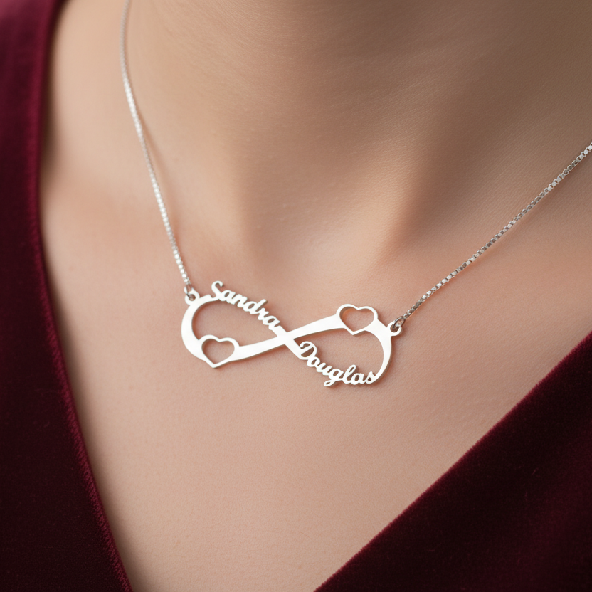 Dettaglio nome e cuori su collana in oro bianco 750 peso 2,20g su astuccio effetto onda.