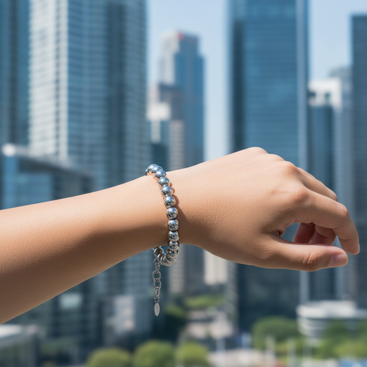 Primo piano delle sfere in argento 925 lucido del bracciale ArtMID.