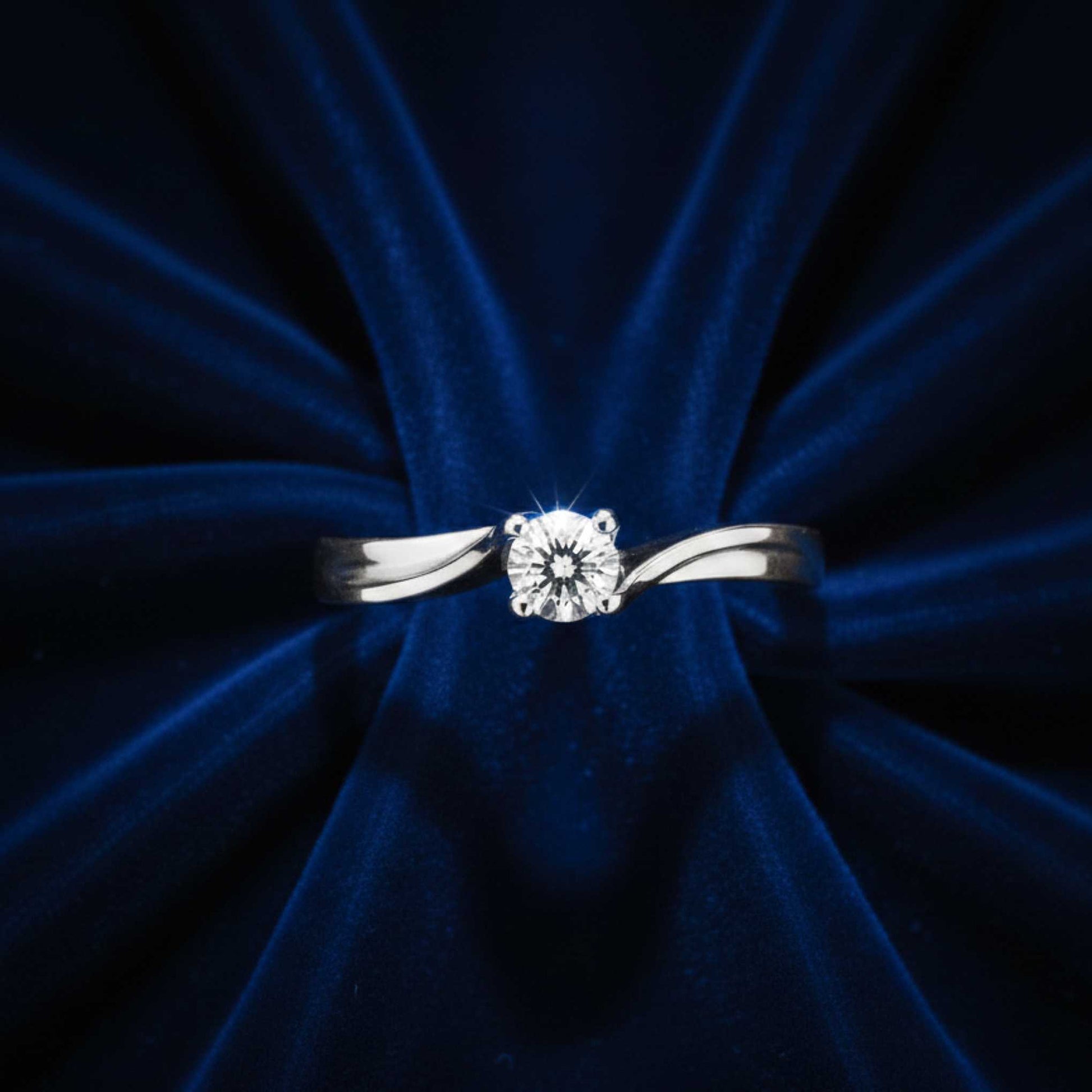 Anello solitario Valentino in oro bianco 18kt con diamante lab grown da 0.25ct su velluto blu - Collezione Art MiD