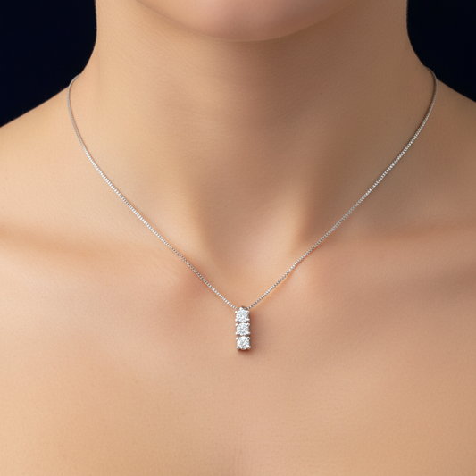 Particolare delle tre pietre naturali della collana Trilogy Art MiD con montatura a griffe.