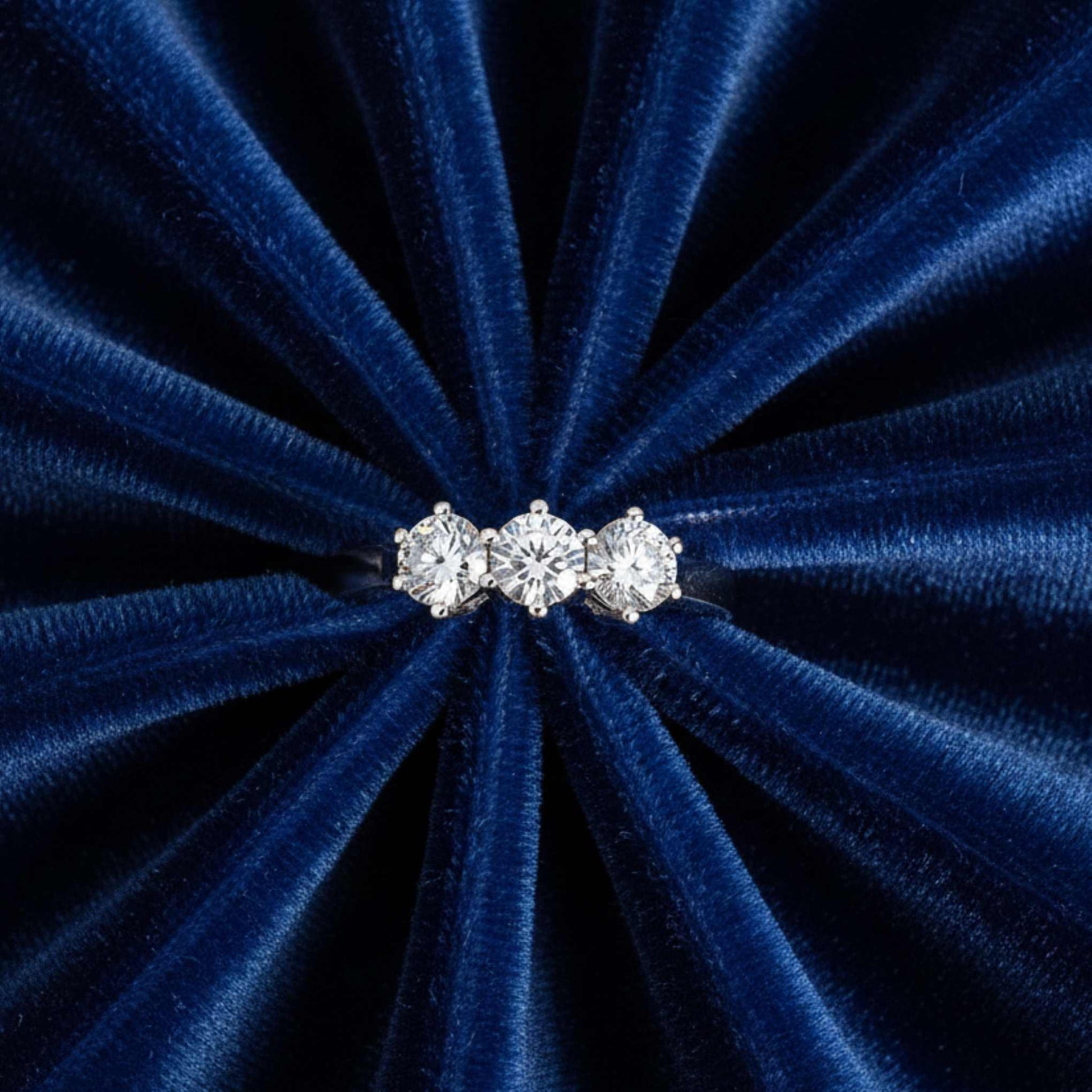 Dettaglio montatura a 6 griffe anello Trilogy oro 18kt e diamanti lab grown 0.60 carati - Offerta Art MiD Gioielli.