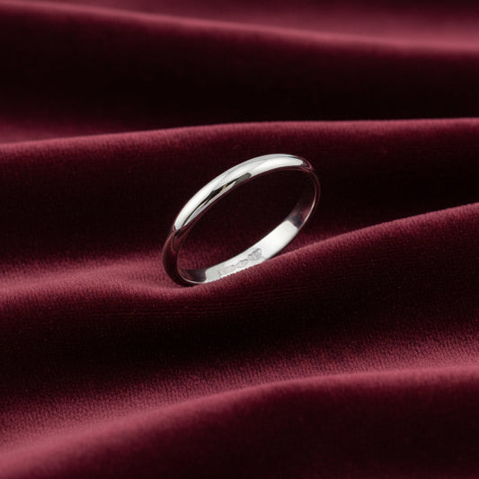 Fede nuziale classica sottile in oro bianco 18kt da 2 grammi (2mm), produzione Art MiD Gioielli su velluto bordeaux a onde.