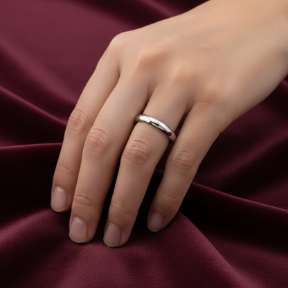 Fede nuziale classica indossata  sottile in oro bianco 18kt da 2 grammi (2mm), produzione Art MiD Gioielli su velluto bordeaux a onde.