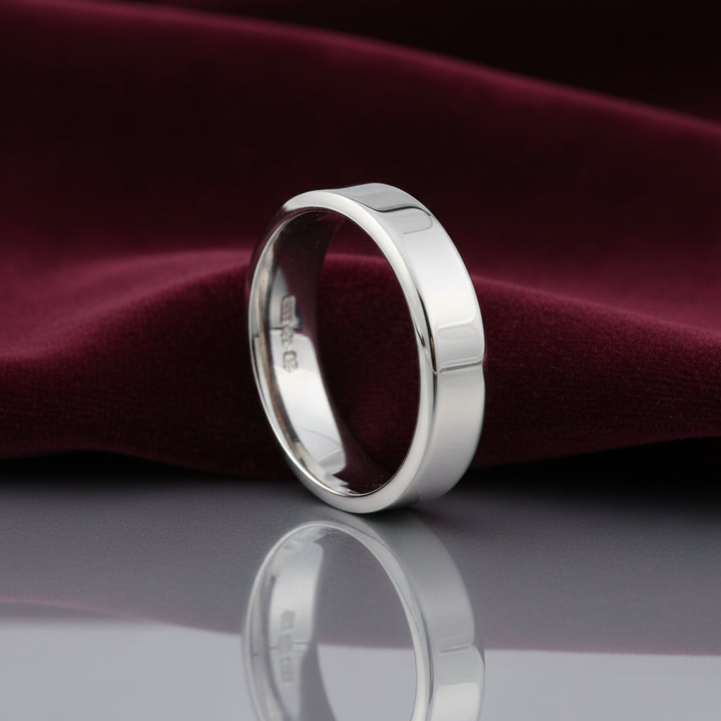 Fede nuziale francesina in oro bianco 18kt da 5 grammi, produzione artigianale Art MiD Gioielli su velluto bordeaux a onde.