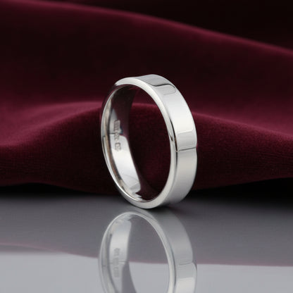 Fede nuziale francesina in oro bianco 18kt da 5 grammi, produzione artigianale Art MiD Gioielli su velluto bordeaux a onde.