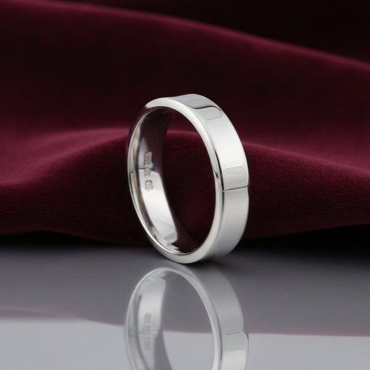 Fede nuziale francesina in oro bianco 18kt da 5 grammi, produzione artigianale Art MiD Gioielli su velluto bordeaux a onde.