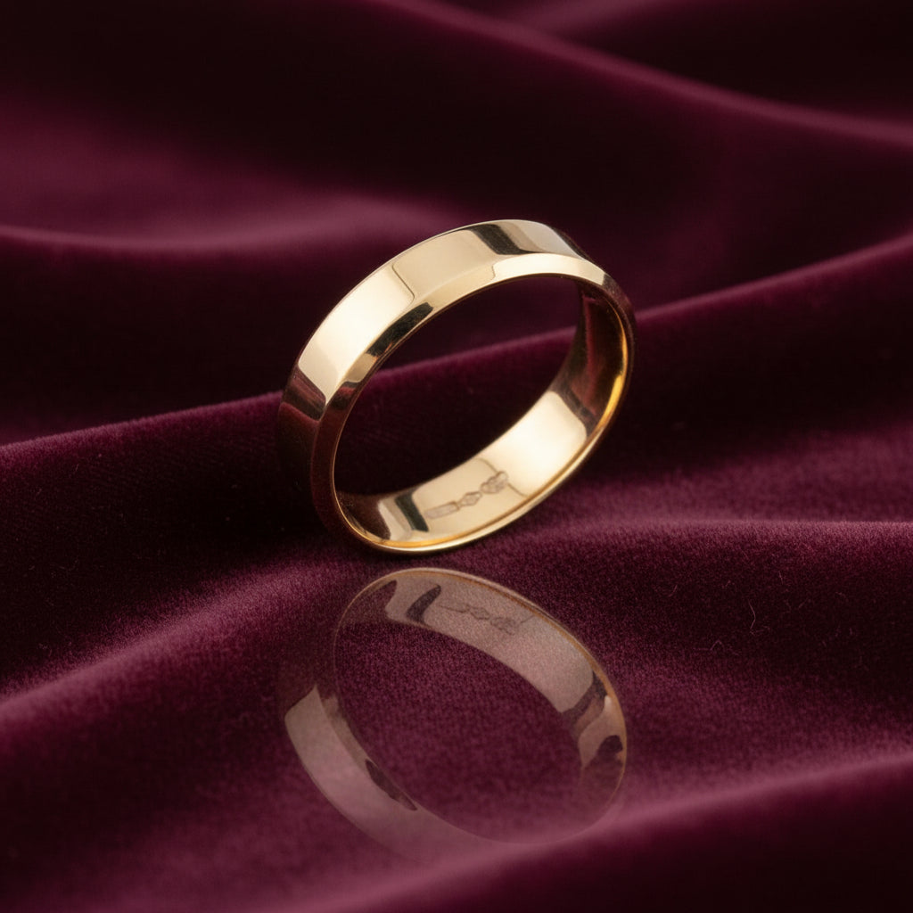 Fede nuziale francesina in oro giallo 18kt da 5 grammi, produzione artigianale Art MiD Gioielli su velluto bordeaux a onde.