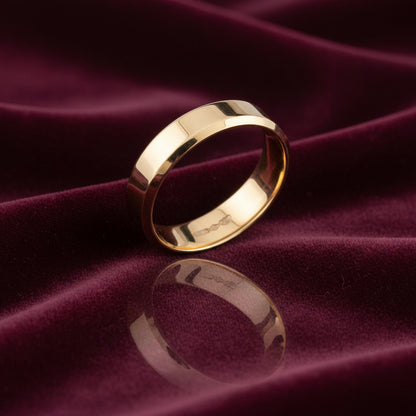 Fede nuziale francesina in oro giallo 18kt da 5 grammi, produzione artigianale Art MiD Gioielli su velluto bordeaux a onde.