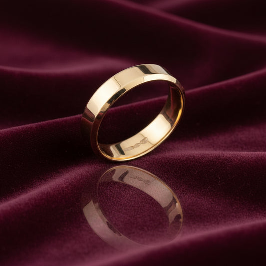 Fede nuziale francesina in oro giallo 18kt da 5 grammi, produzione artigianale Art MiD Gioielli su velluto bordeaux a onde.