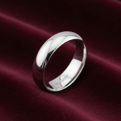 Fede nuziale mantovana in oro bianco 18kt da 5 grammi, produzione artigianale Art MiD Gioielli su velluto bordeaux a onde.