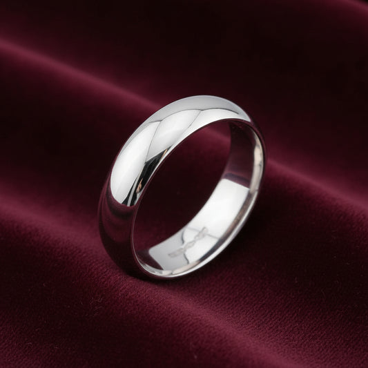 Fede nuziale mantovana in oro bianco 18kt da 5 grammi, produzione artigianale Art MiD Gioielli su velluto bordeaux a onde.