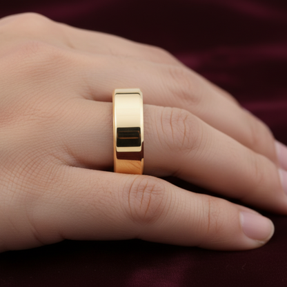 Dettaglio fede piatta 7mm in oro giallo 18 carati con incisione personalizzata ArtMID.
