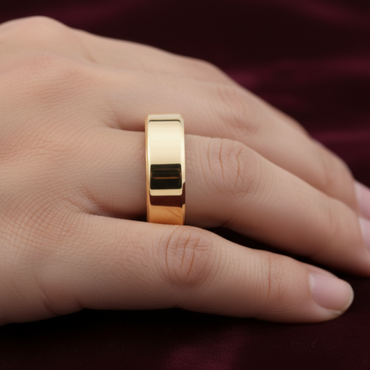 Dettaglio fede piatta 7mm in oro giallo 18 carati con incisione personalizzata ArtMID.