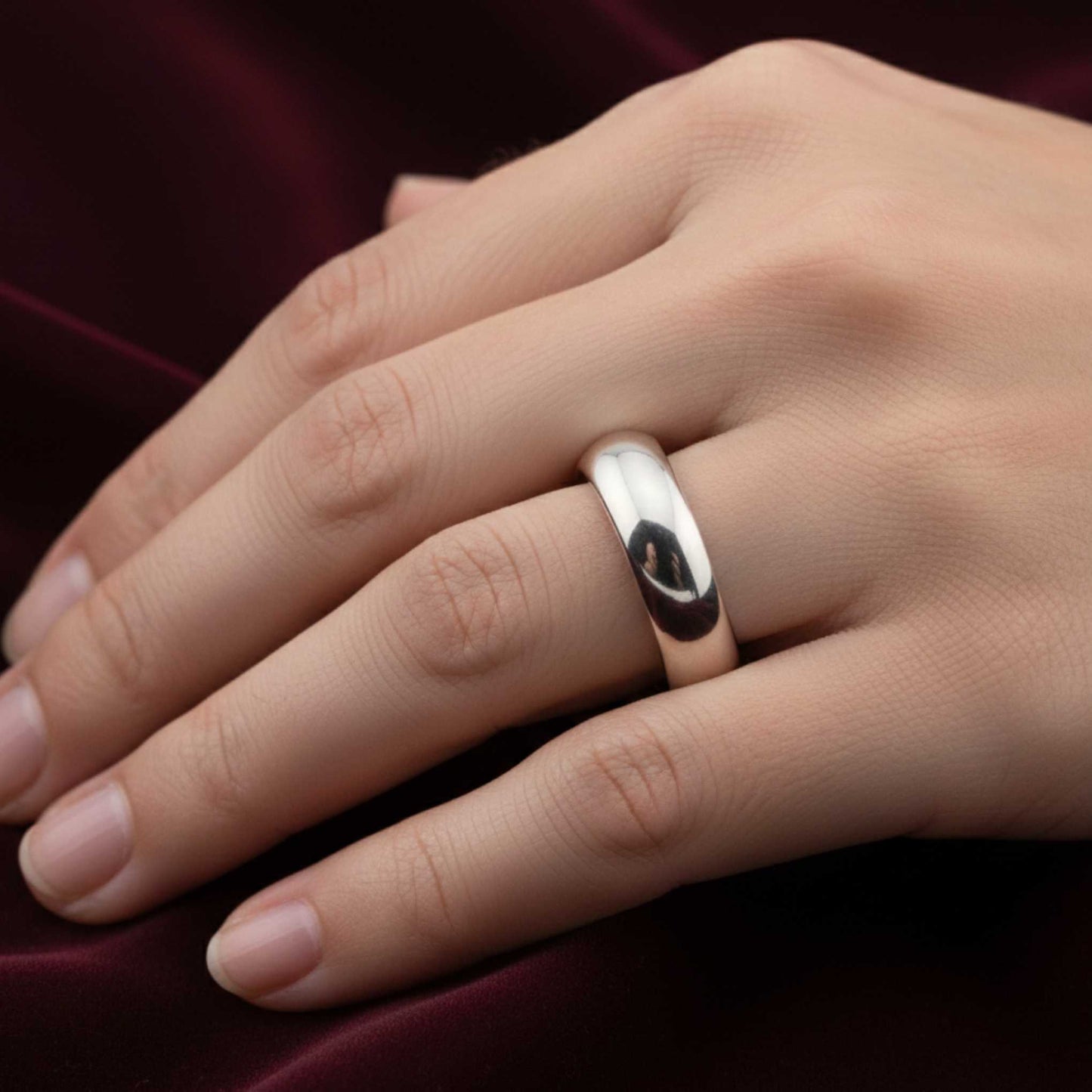 Particolare della finitura lucida su fede larga in oro bianco 18kt.