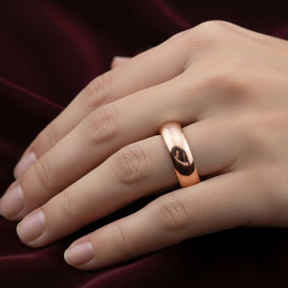 Particolare della finitura lucida su fede larga in oro giallo 18kt.