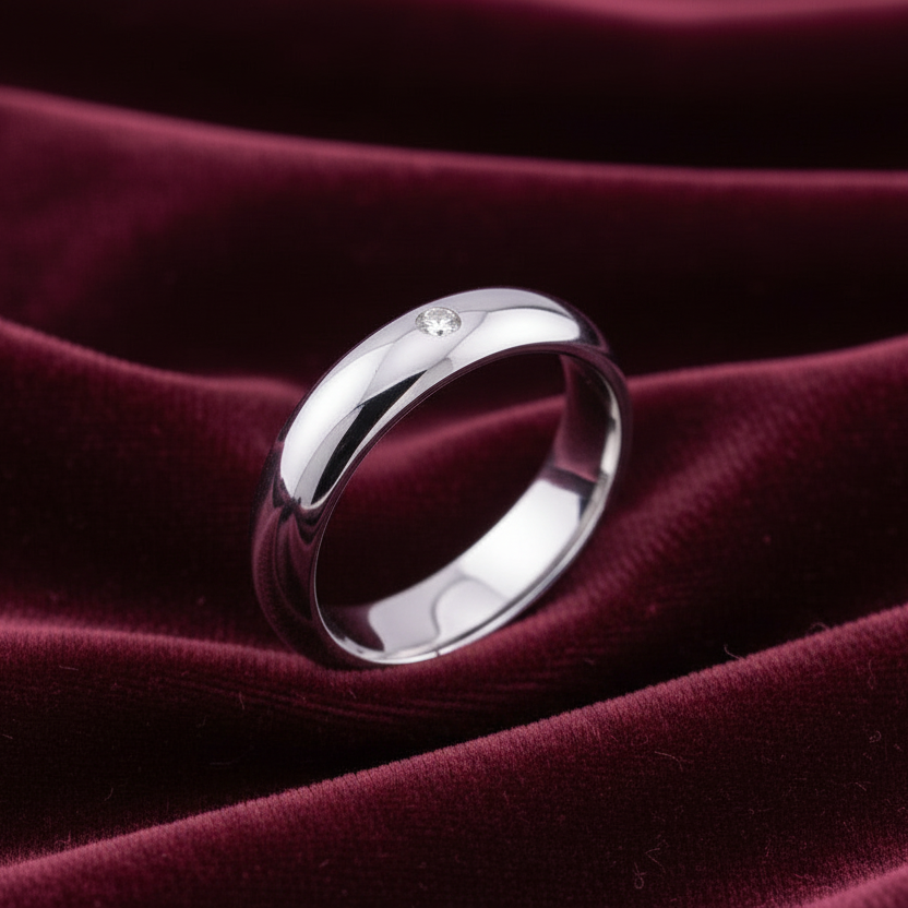 Fede nuziale in oro 18kt da 7 grammi (5mm) con diamante naturale 0.05ct, produzione Art MiD Gioielli su velluto bordeaux a onde.