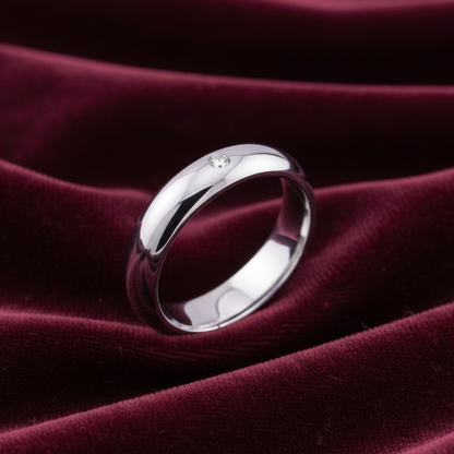 Fede nuziale in oro 18kt da 7 grammi (5mm) con diamante naturale 0.05ct, produzione Art MiD Gioielli su velluto bordeaux a onde.