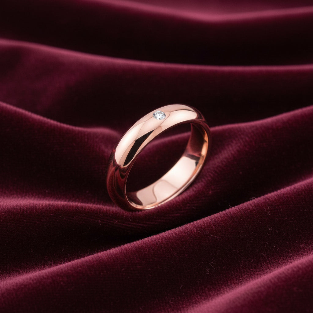 Fede nuziale in oro 18kt da 7 grammi (5mm) con diamante naturale 0.05ct, produzione Art MiD Gioielli su velluto bordeaux a onde.