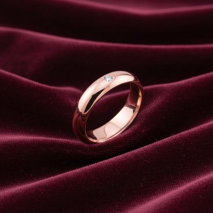Fede nuziale in oro 18kt da 7 grammi (5mm) con diamante naturale 0.05ct, produzione Art MiD Gioielli su velluto bordeaux a onde.