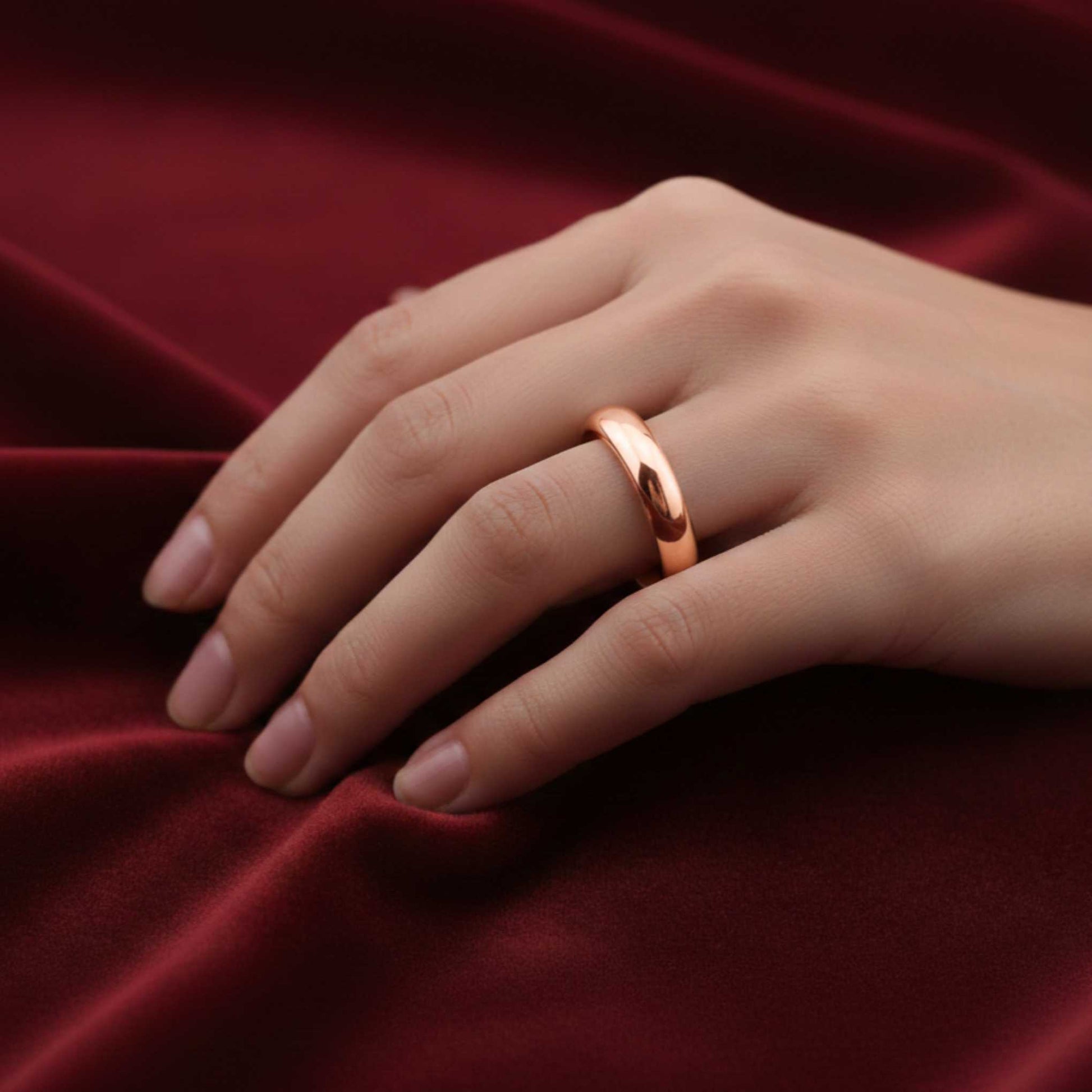 Fede classica oro giallo 4.1mm indossata, collezione fedi nuziali Art MiD gioielli.