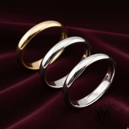 Set di tre fedi classiche da 3 grammi in oro bianco, giallo e rosa su velluto.
