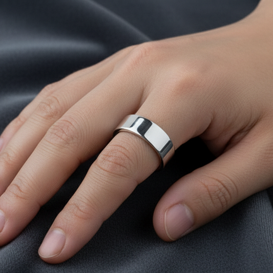 Esempio di anello a fascia 5mm in argento indossato, stile minimalista.
