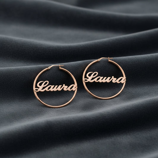 Orecchini a cerchio Art MiD con nome personalizzato in argento 925 placcato oro rosa su velluto grigio antracite a onde.