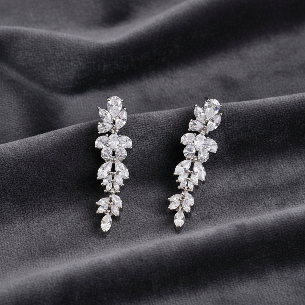 Orecchini a pendolo Art MiD in argento 925 ricoperti di zirconi brillanti su velluto grigio antracite a onde.