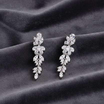 Orecchini a pendolo Art MiD in argento 925 ricoperti di zirconi brillanti su velluto grigio antracite a onde.
