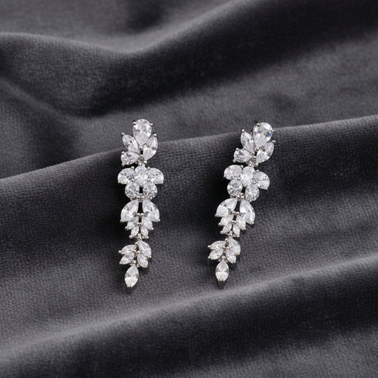 Orecchini a pendolo Art MiD in argento 925 ricoperti di zirconi brillanti su velluto grigio antracite a onde.